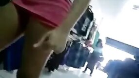 Voyeur a morrita en short de licra rosa